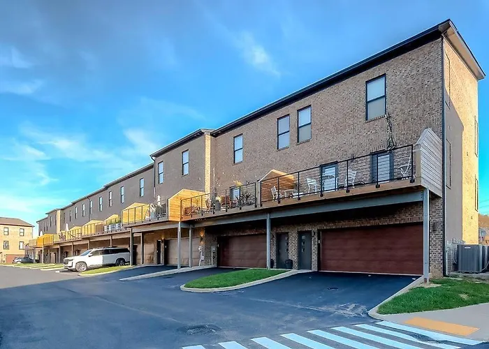 Luxurious 3 Bedroom Distillery District Townhouse
