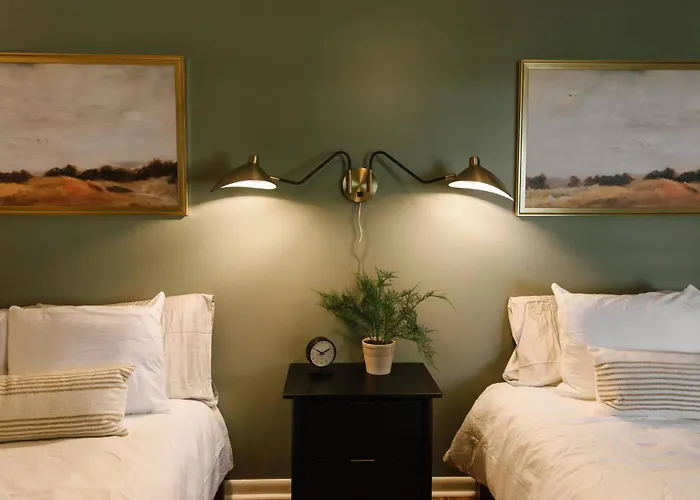 "The Meridian" Modern Stay Near Downtown / Airport