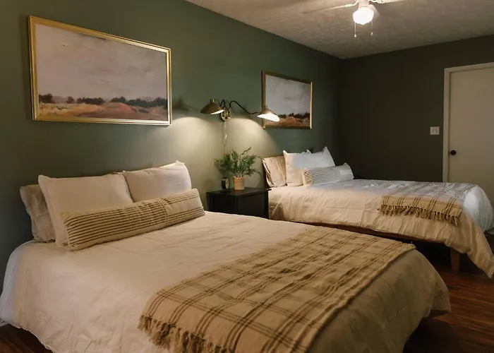 "The Meridian" Modern Stay Near Downtown / Airport