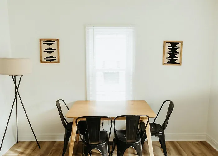 "The Lynn" Modern Urban Stay W/ Backyard
