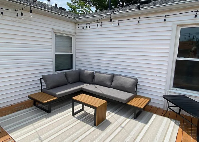 "The Lynn" Modern Urban Stay W/ Backyard