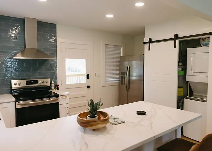 “Ivory Inn” - Cozy Modern Stay W/ Hot Tub - Lex