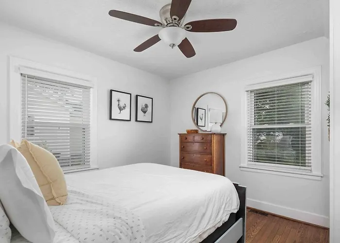 Parkview Cottage | Walkable To Food, Shops, Pool